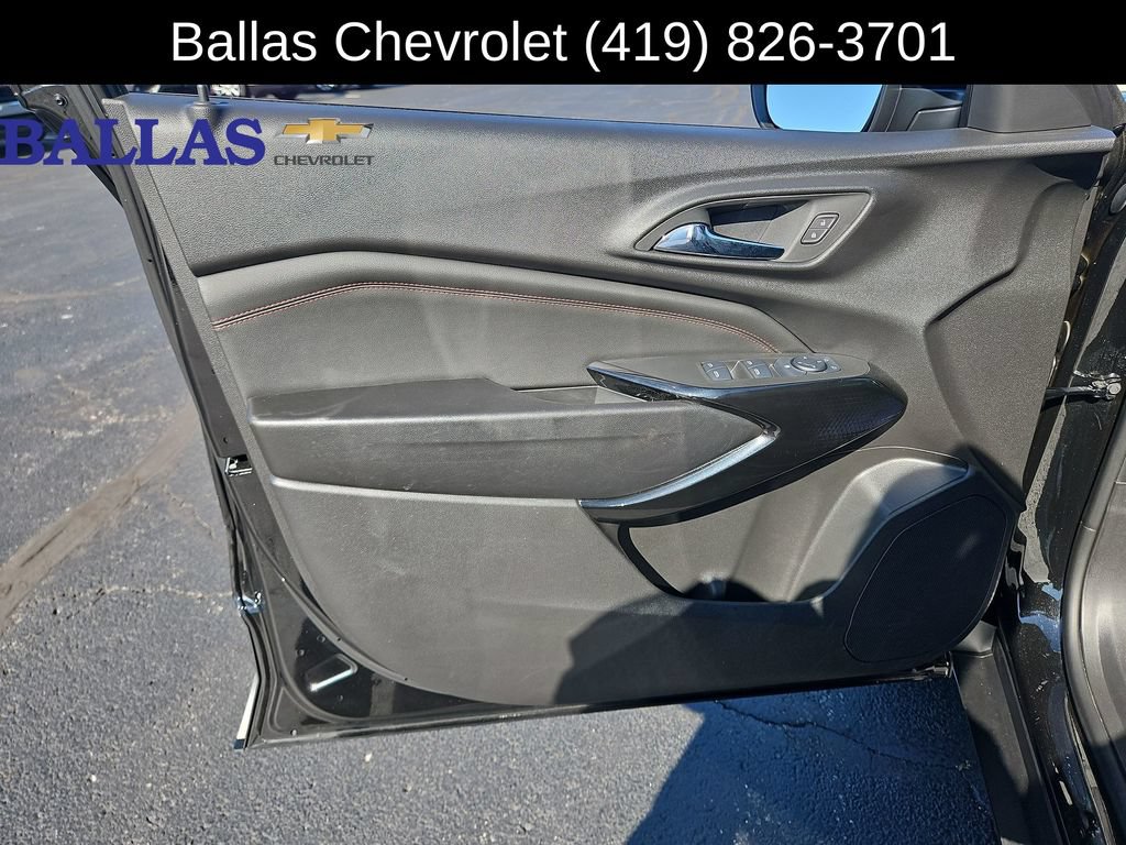 Used 2025 Chevrolet Trax RS w/ Sunroof Package FWD image 23