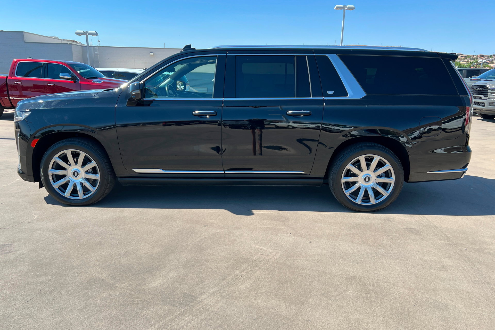 Used 2024 Cadillac Escalade ESV Premium Luxury Platinum AWD/4WD image 2