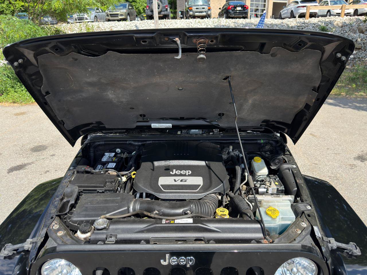 Used 2015 Jeep Wrangler Unlimited Sahara w/ Dual Top Group AWD/4WD image 40