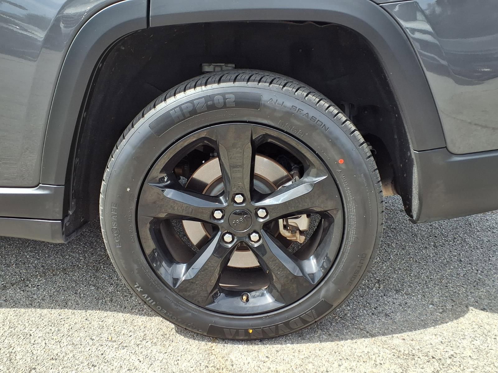 Used 2022 Jeep Grand Cherokee L Laredo image 4