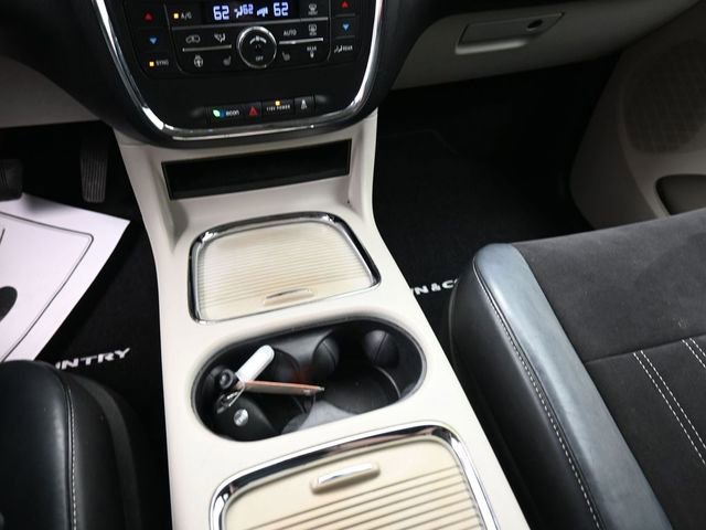 Used 2014 Chrysler Town & Country Touring-L image 11