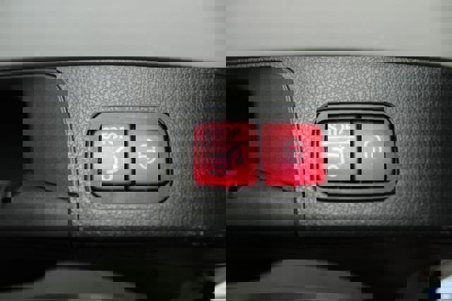 Used 2021 Mercedes-Benz GLB 250 4MATIC w/ Premium Package image 24