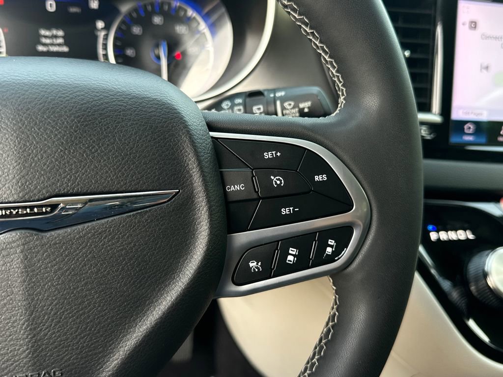 Used 2023 Chrysler Pacifica Touring-L image 25