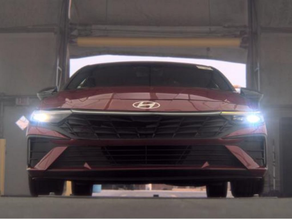 Used 2025 Hyundai Elantra Sport FWD image 4