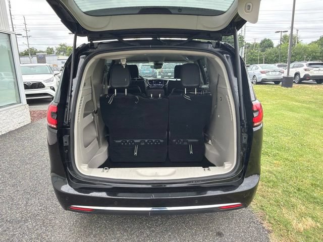 Used 2024 Chrysler Pacifica Touring-L FWD image 8