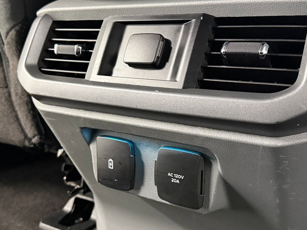 Used 2022 Ford F150 Lightning XLT AWD/4WD image 30
