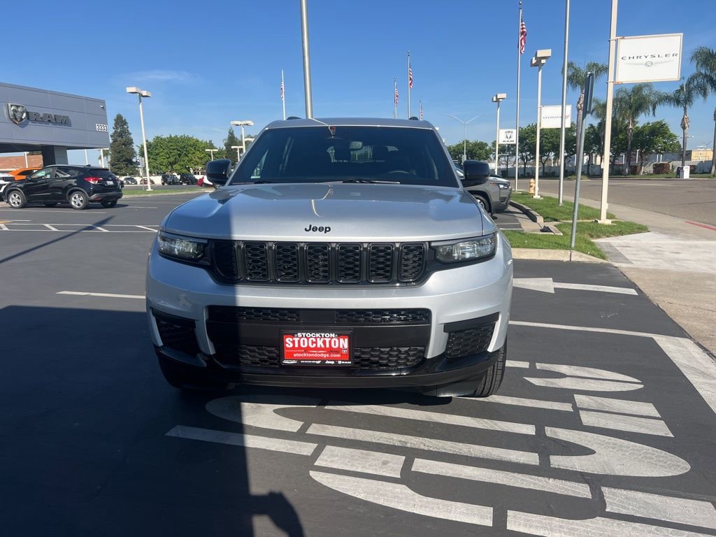 Used 2024 Jeep Grand Cherokee L Laredo image 4
