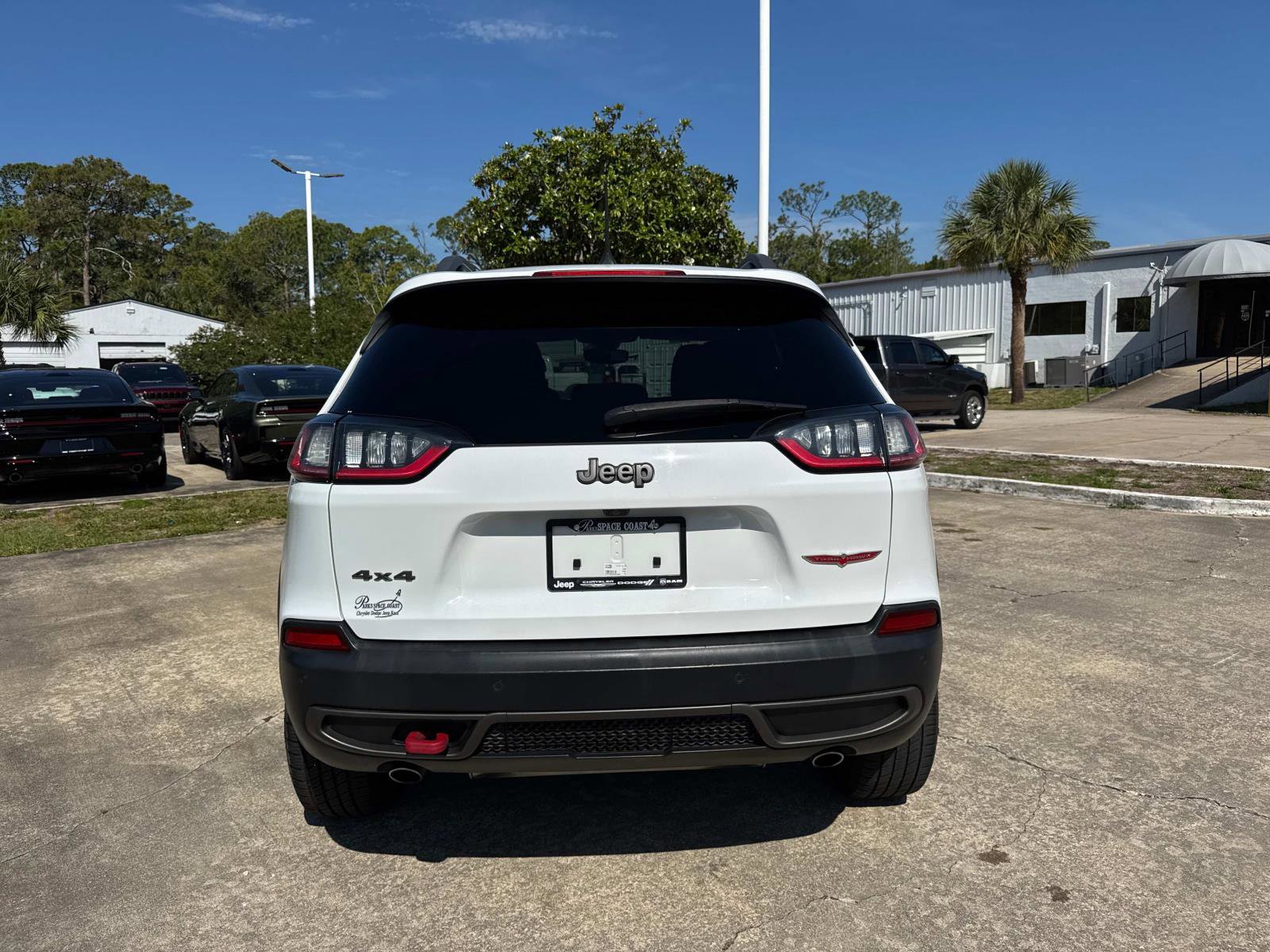 Used 2019 Jeep Cherokee Trailhawk AWD/4WD image 4