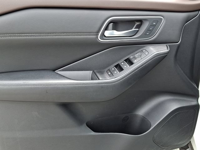 Used 2023 Nissan Rogue Platinum w/ Platinum Premium Package AWD/4WD image 14