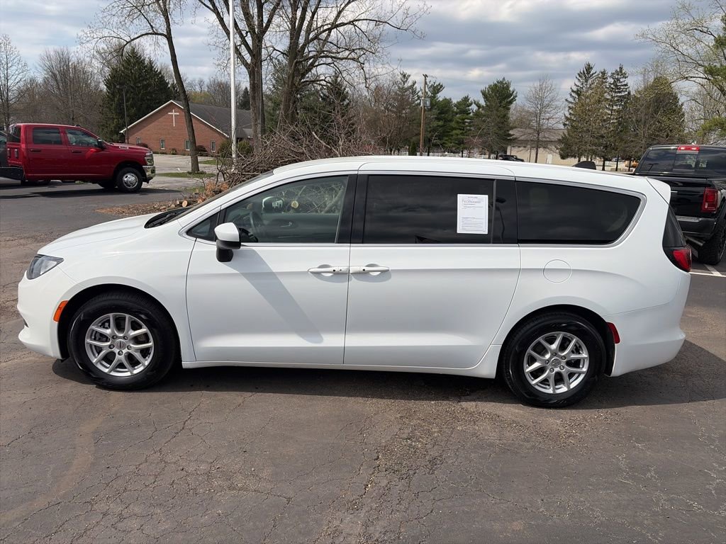 Used 2023 Chrysler Voyager LX image 2