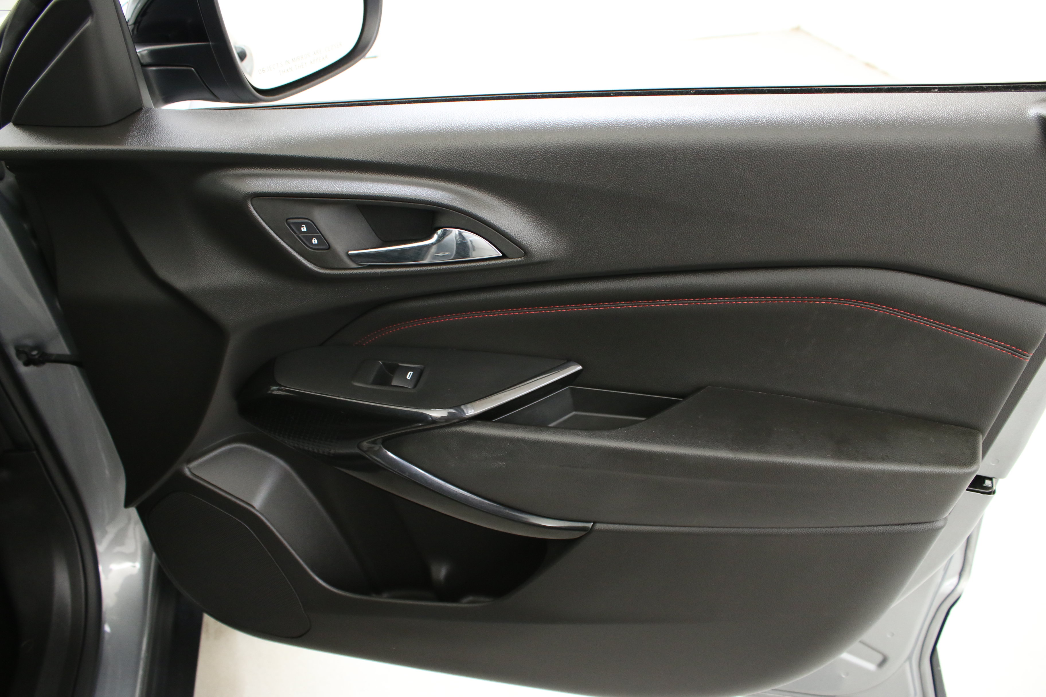 Used 2024 Chevrolet Trax RS w/ Sunroof Package FWD image 34