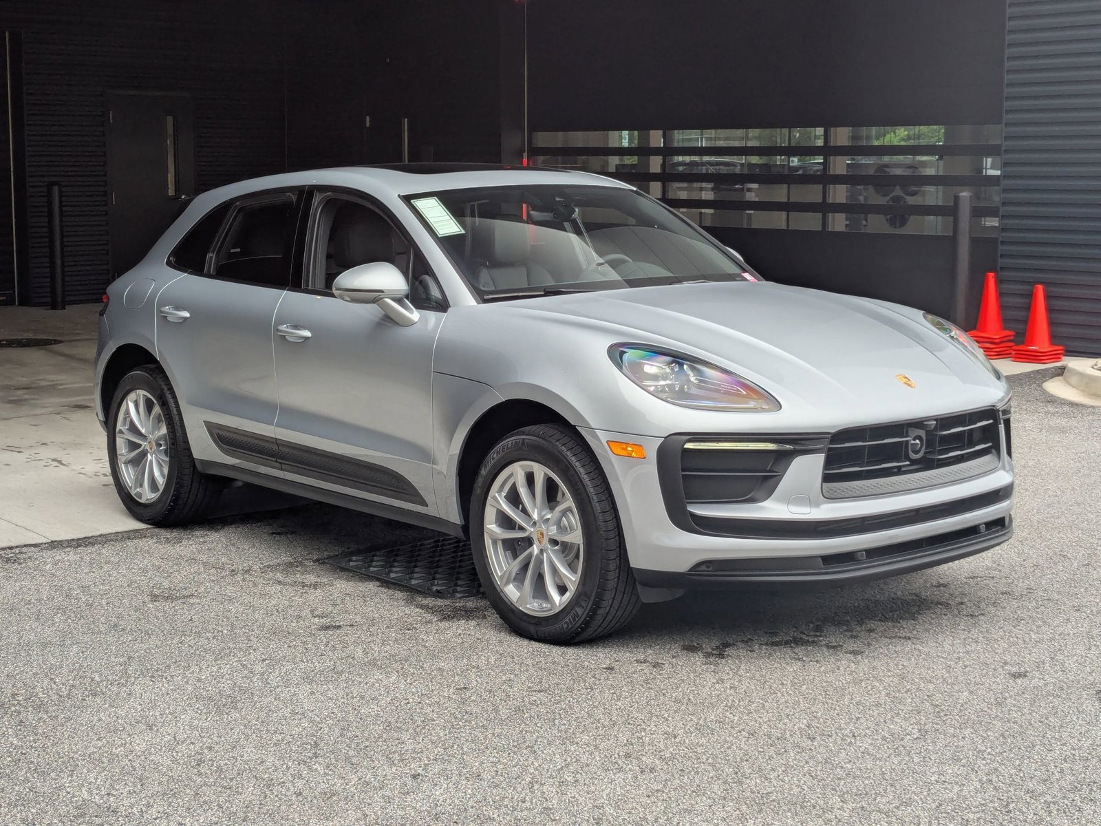 Used 2025 Porsche Macan image 7