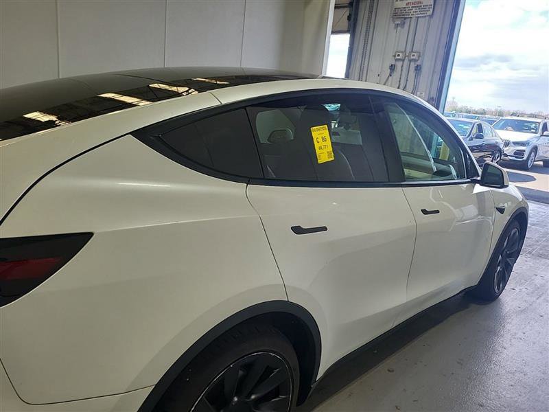 Used 2022 Tesla Model Y Long Range image 10
