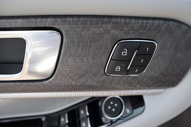 New 2026 Ford Explorer Platinum w/ LUX Leather Package image 8