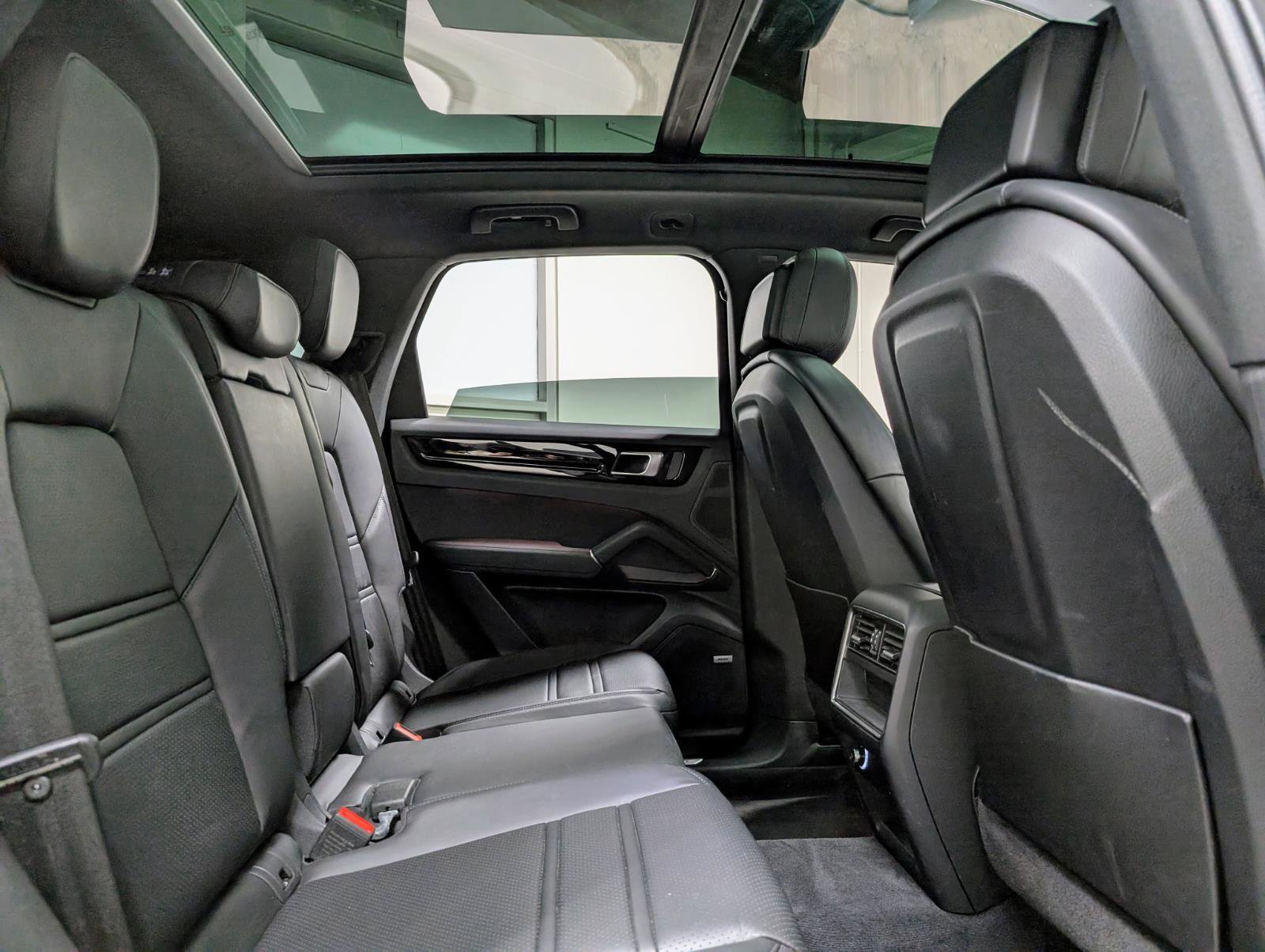 Used 2022 Porsche Cayenne Platinum Edition w/ Premium Package image 22