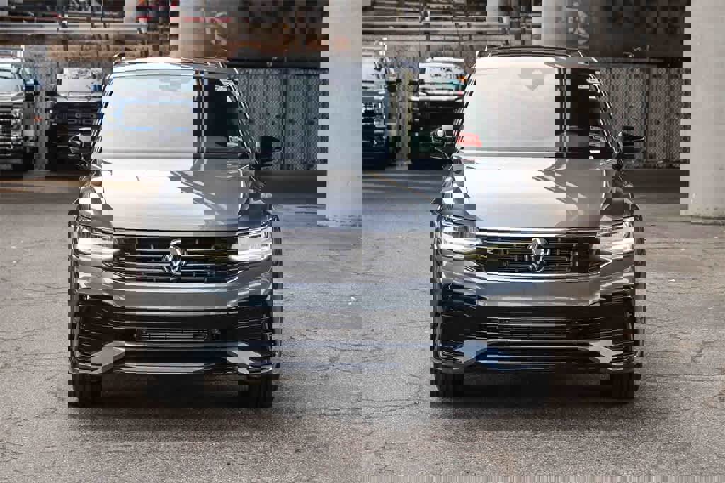 Used 2023 Volkswagen Tiguan SE R-Line image 2