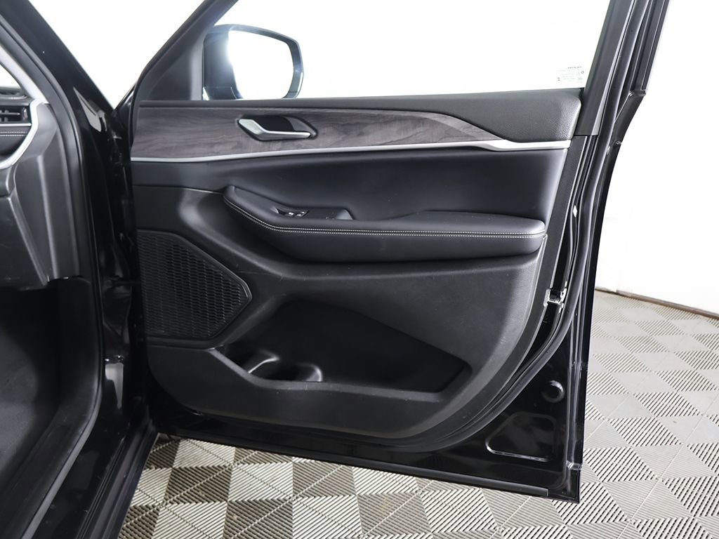 Used 2023 Jeep Grand Cherokee Limited image 26