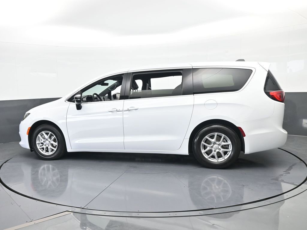 Used 2026 Chrysler Voyager LX image 3