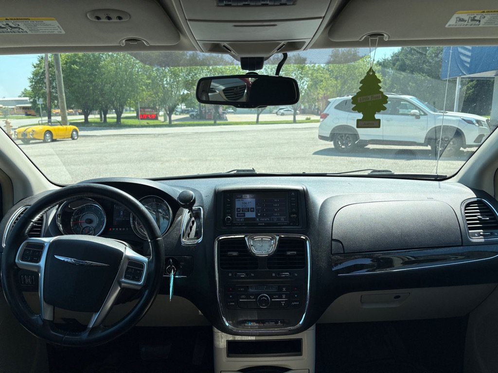 Used 2011 Chrysler Town & Country Touring FWD image 17
