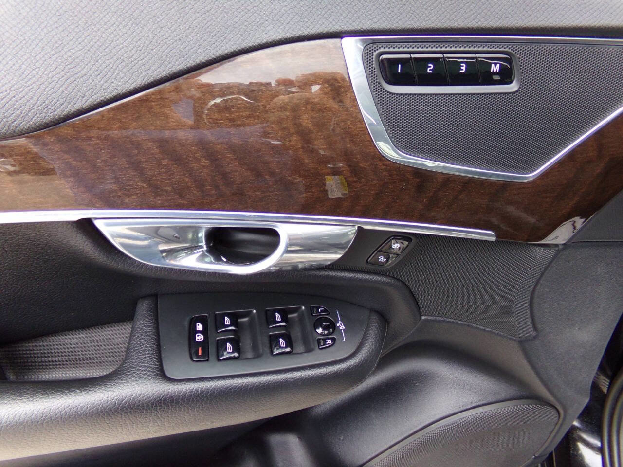 Used 2016 Volvo XC90 T6 Momentum w/ Momentum Plus Package image 37