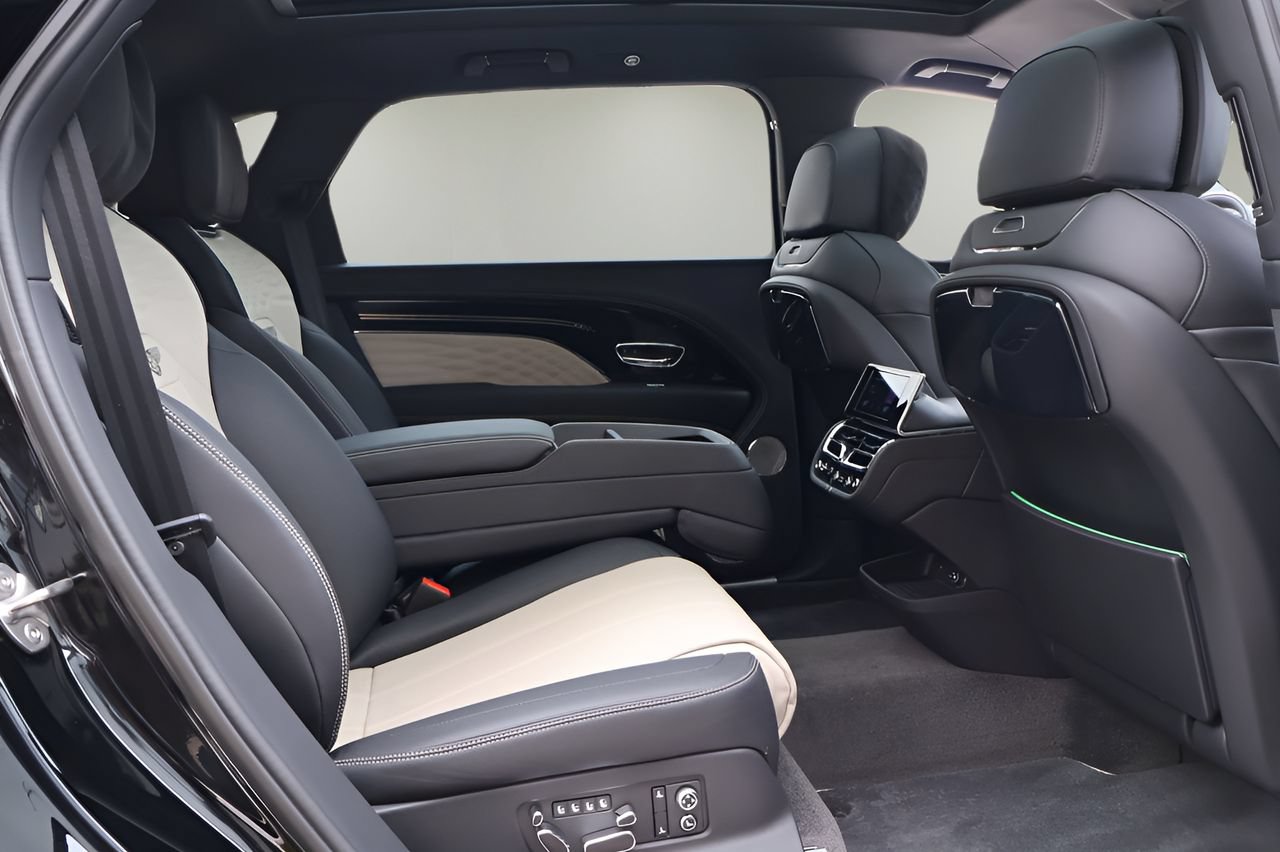 Used 2025 Bentley Bentayga Extended Wheelbase AWD/4WD image 23
