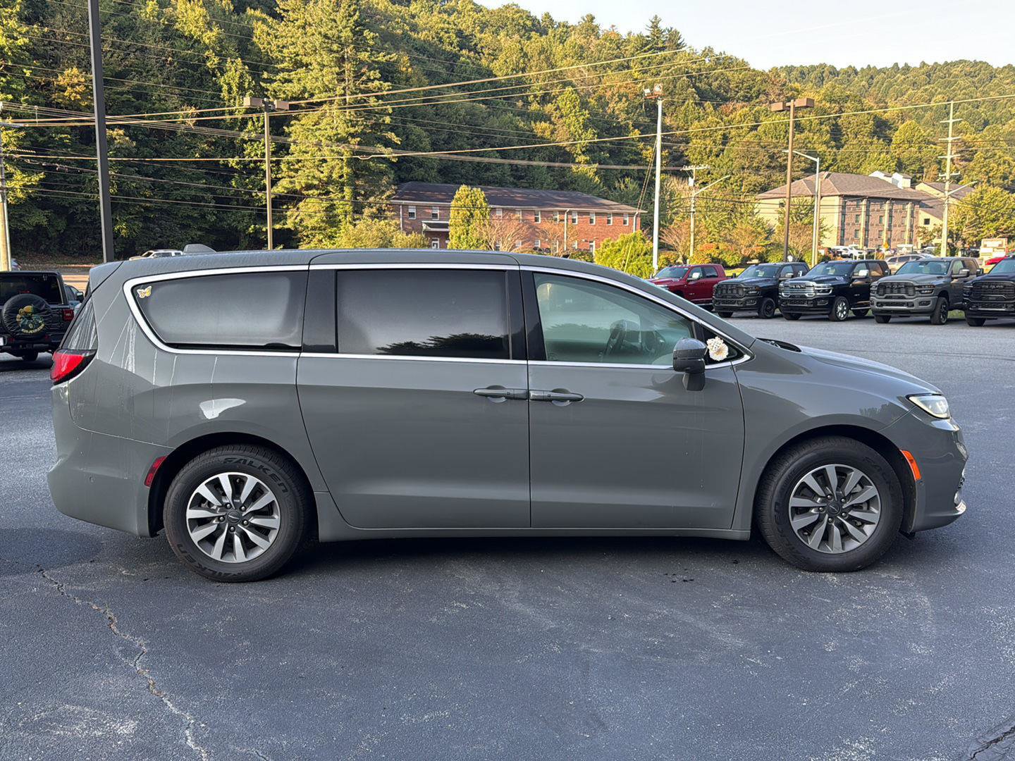 Used 2022 Chrysler Pacifica Touring-L w/ Uconnect Theater Family Group FWD image 7