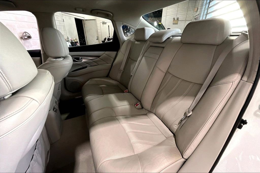 Used 2011 INFINITI M37 x w/ Deluxe Touring Pkg image 31