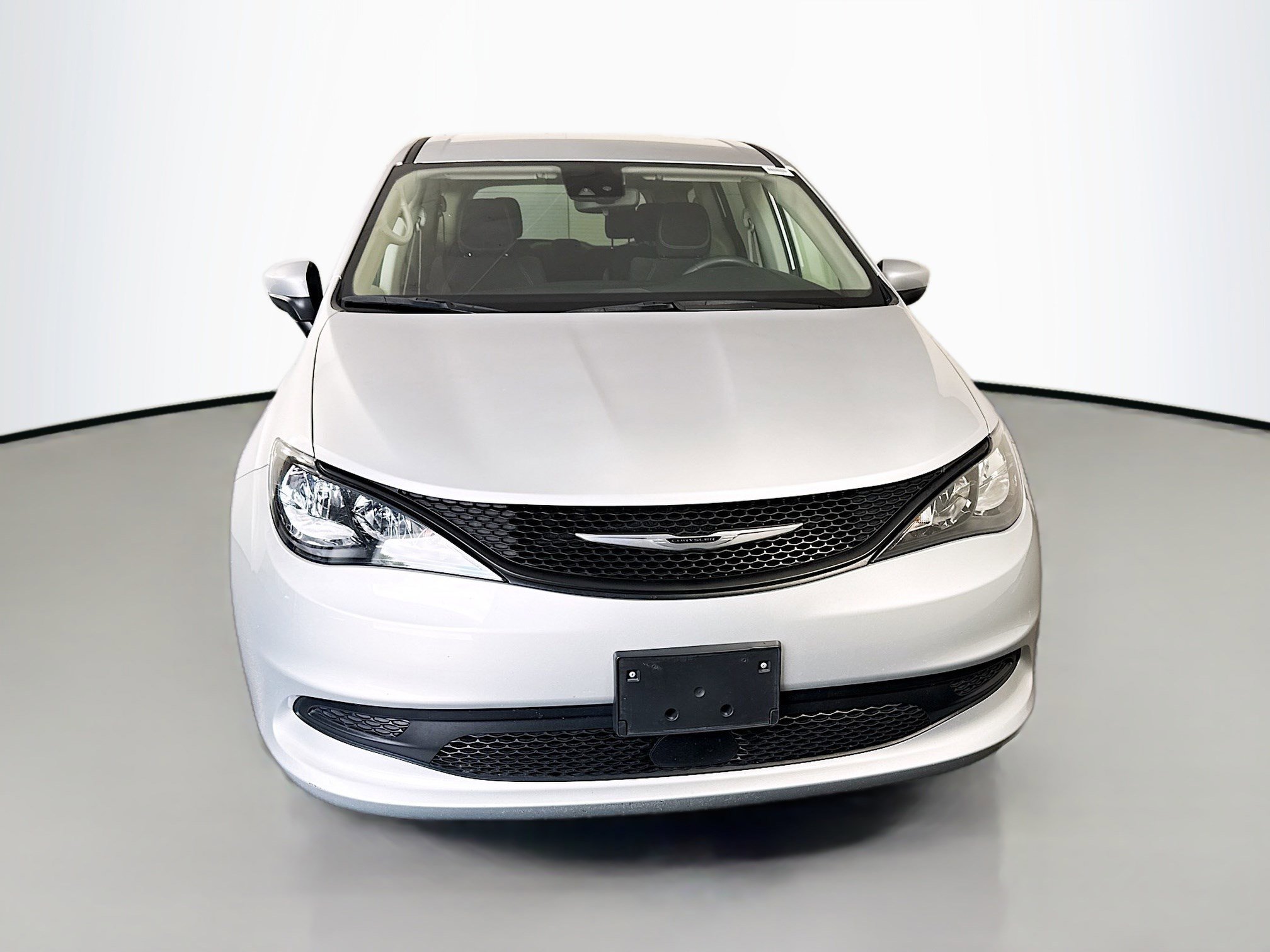 Used 2023 Chrysler Voyager LX FWD image 2
