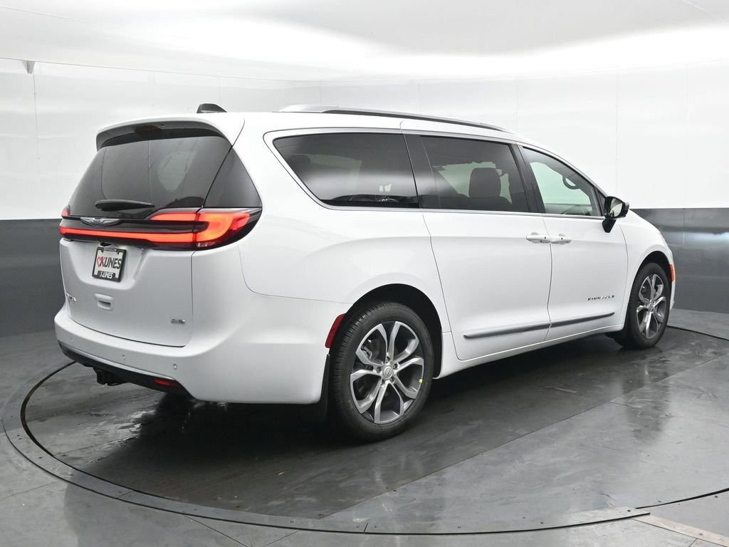 New 2026 Chrysler Pacifica Pinnacle w/ Trailer Tow Group AWD/4WD image 2
