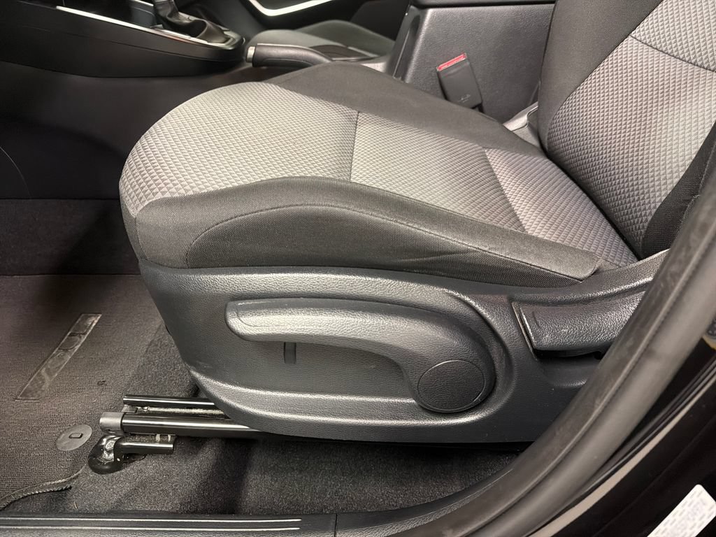 Used 2025 Kia Soul LX w/ LX Technology Package FWD image 24