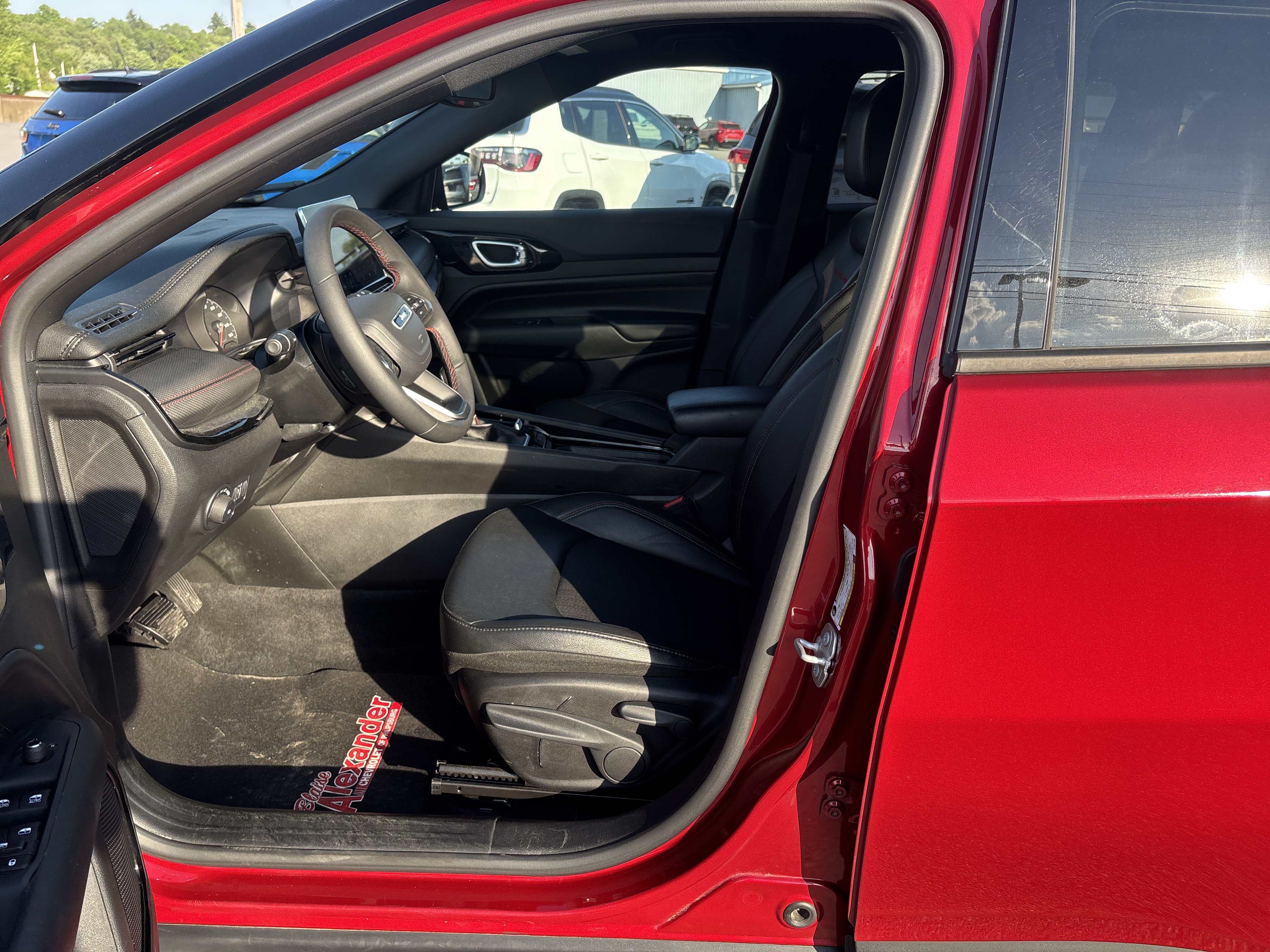 Used 2025 Jeep Compass Trailhawk AWD/4WD image 5