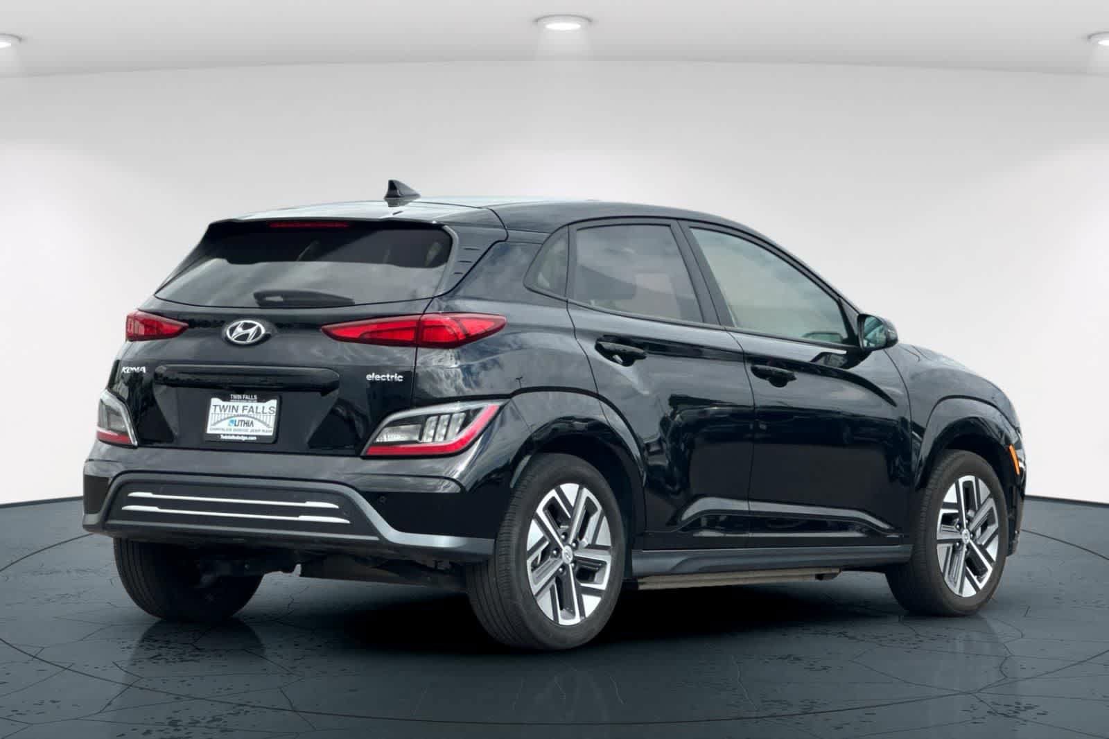 Used 2023 Hyundai Kona Limited w/ Cargo Package FWD image 2
