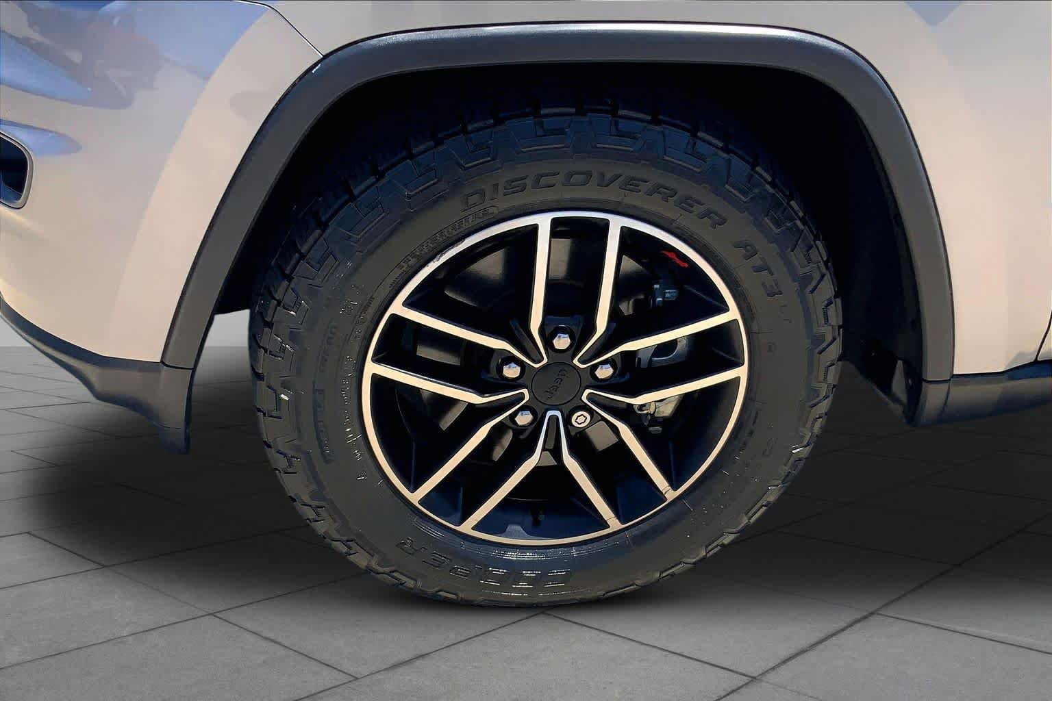 Used 2020 Jeep Grand Cherokee Trailhawk w/ Trailhawk Luxury Group AWD/4WD image 11