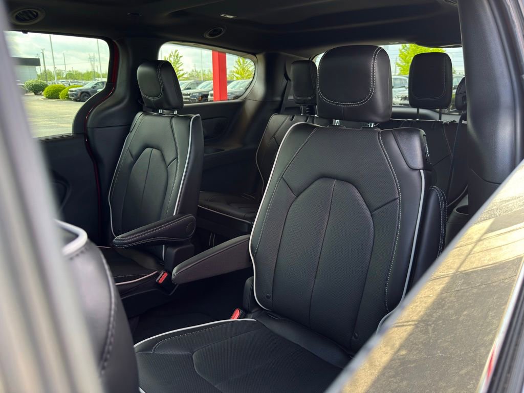 New 2027 Chrysler Pacifica Limited FWD image 36