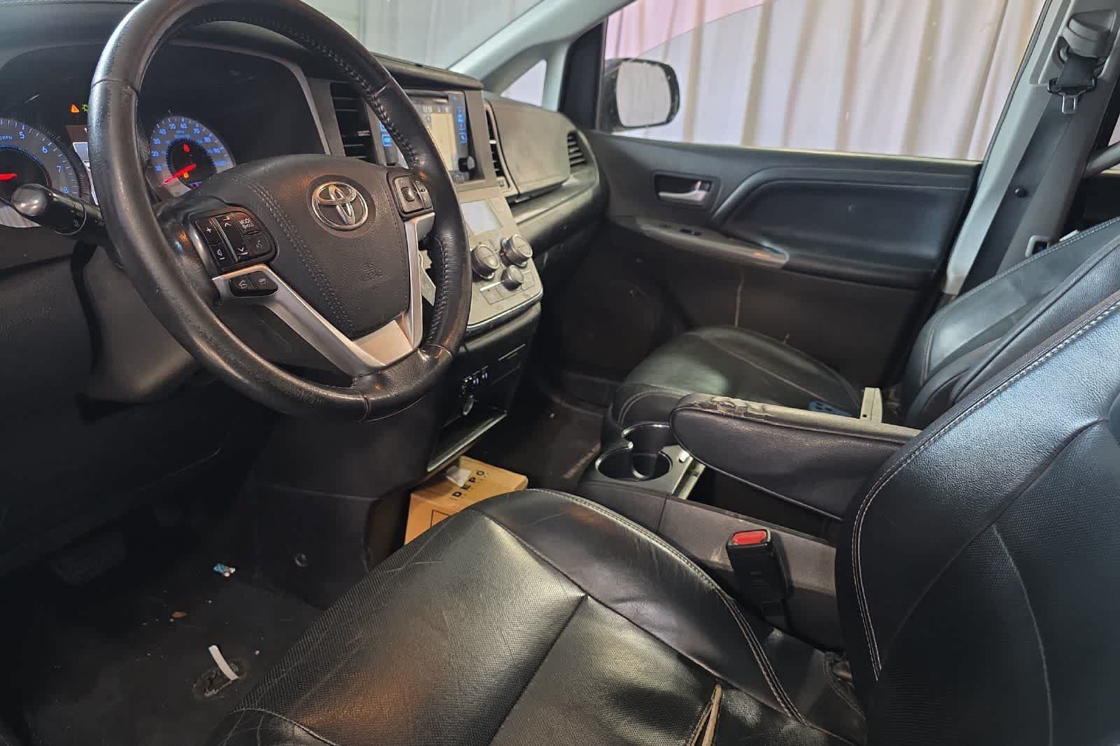 Used 2015 Toyota Sienna SE w/ SE Preferred Package FWD image 14