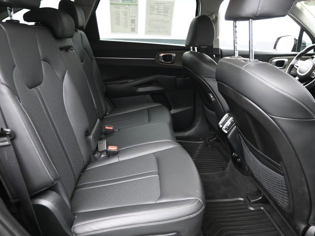 Used 2023 Kia Sorento S image 8