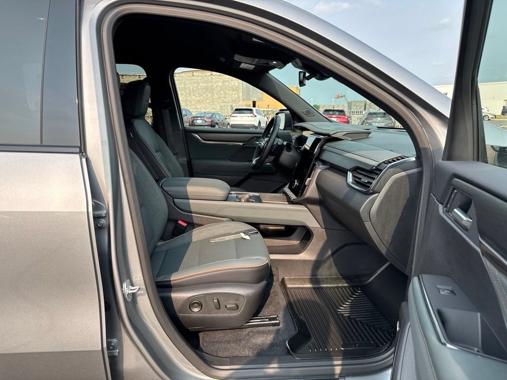 Used 2025 GMC Acadia AT4 AWD/4WD image 41