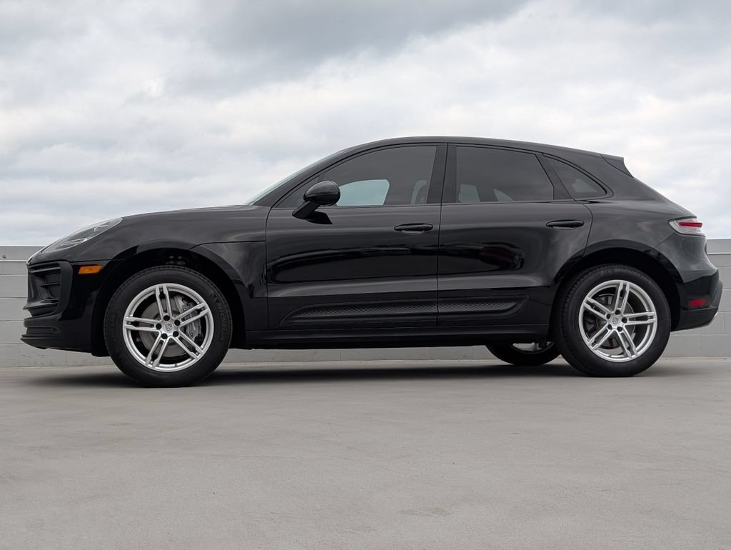 Certified 2025 Porsche Macan AWD/4WD image 2