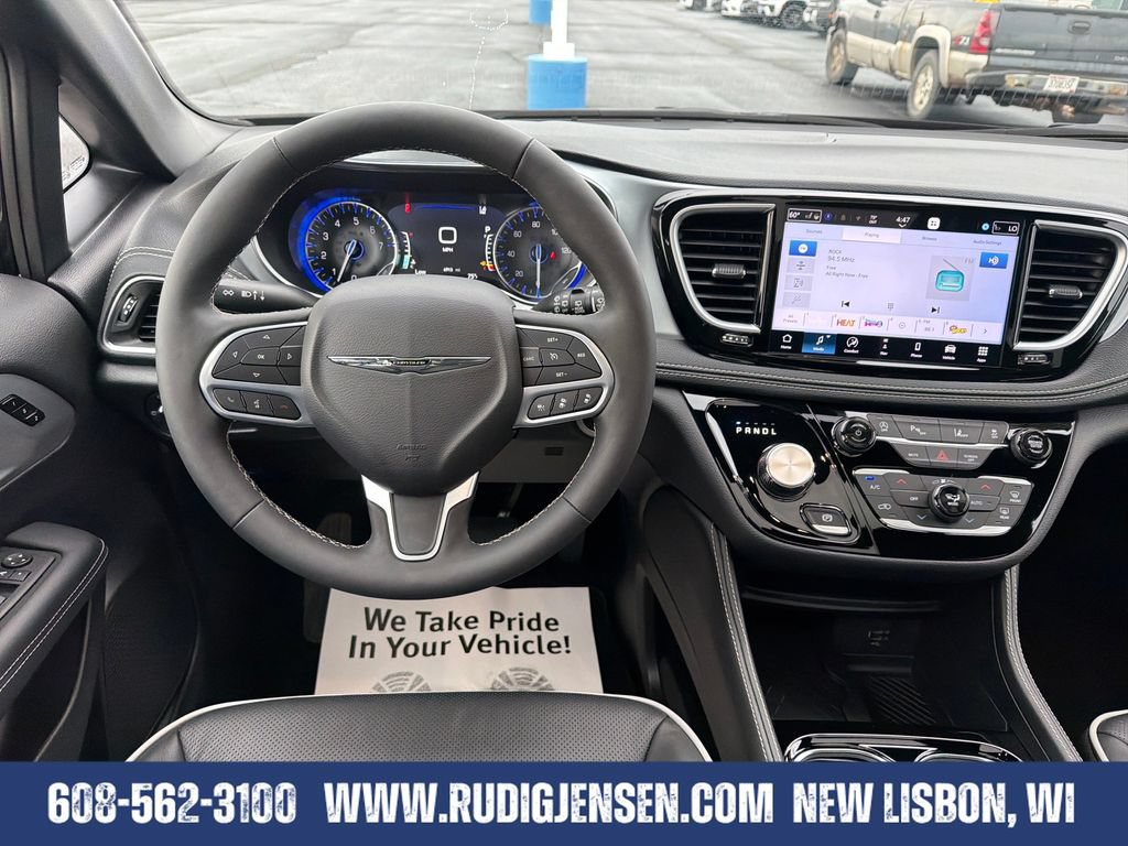 Used 2026 Chrysler Pacifica Limited FWD image 13