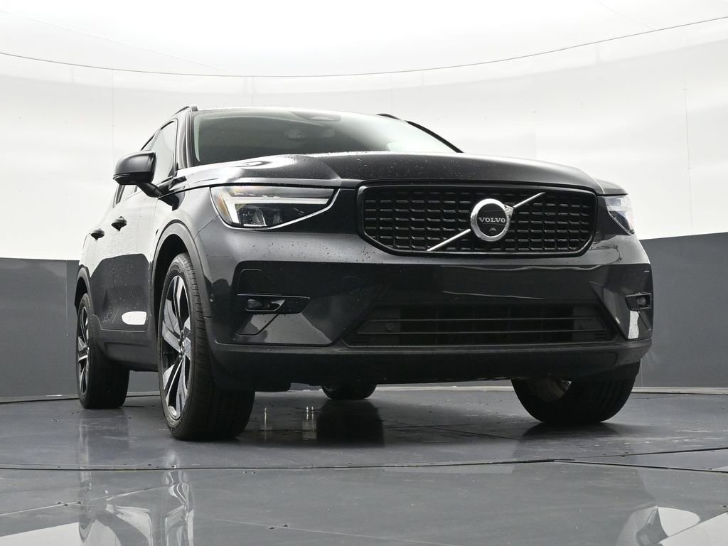 Used 2023 Volvo XC40 B4 Ultimate image 29
