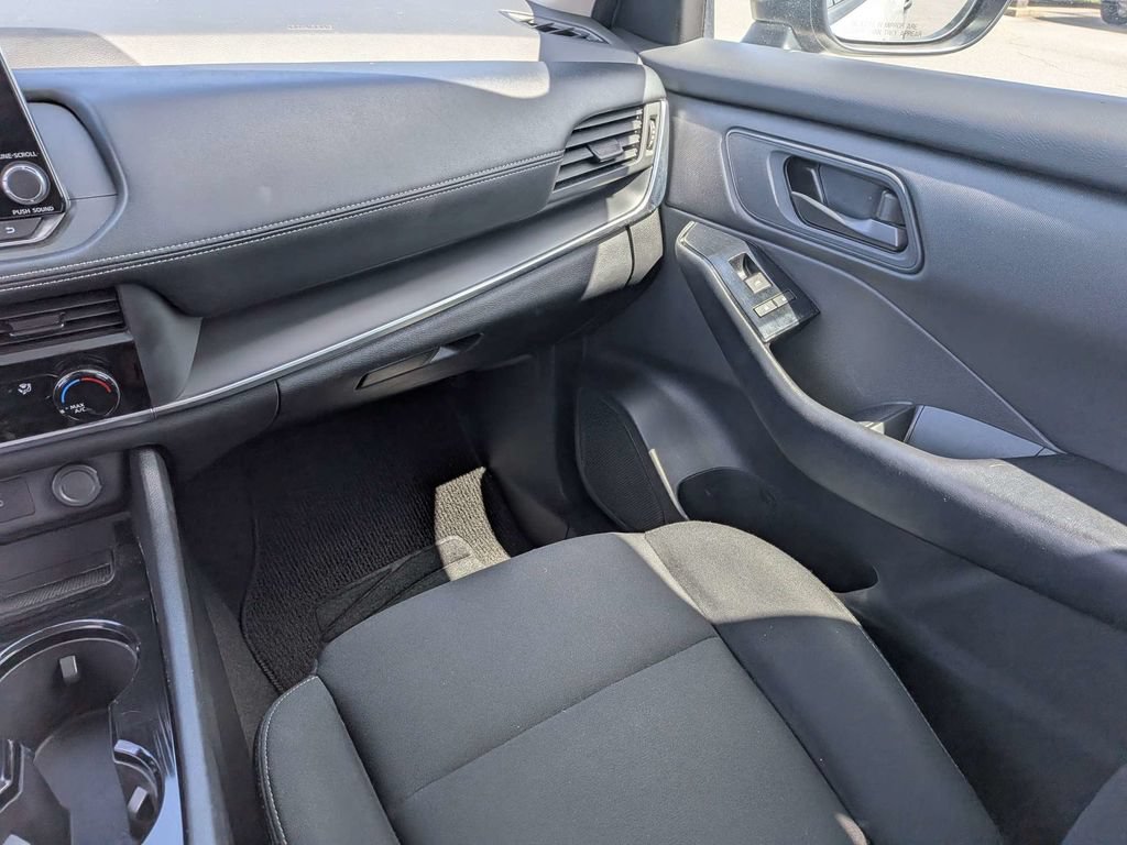 Used 2024 Nissan Rogue S FWD image 17