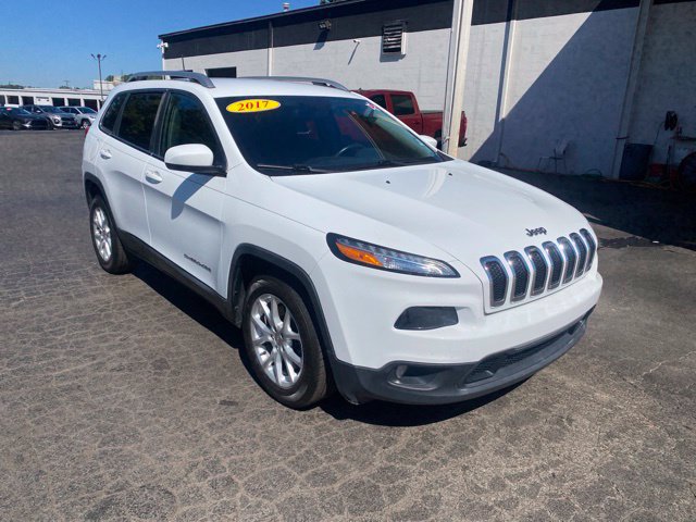Used 2017 Jeep Cherokee Latitude w/ Comfort/Convenience Group FWD image 2