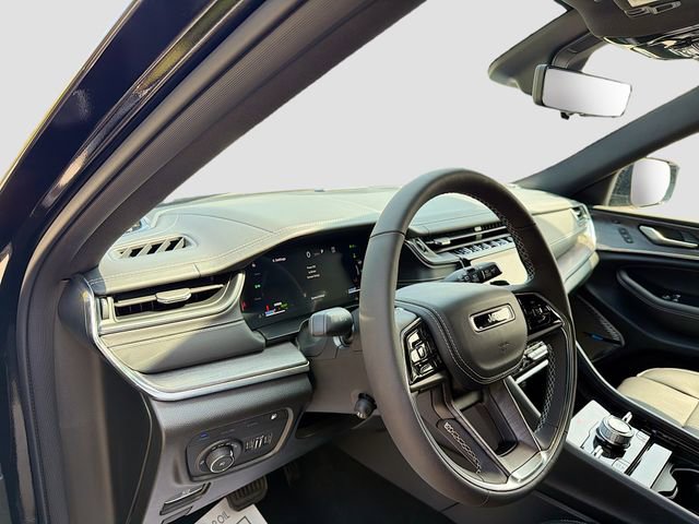 Used 2023 Jeep Grand Cherokee Overland w/ Luxury Tech Group IV AWD/4WD image 25