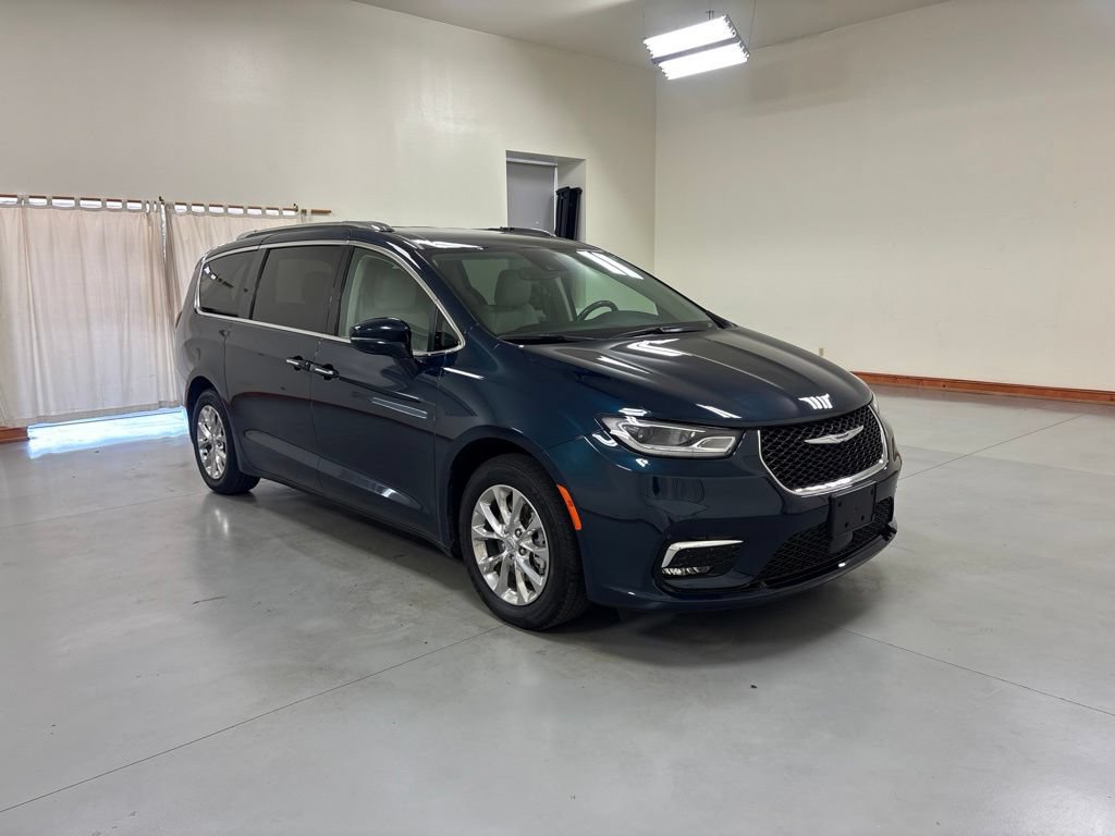 Used 2021 Chrysler Pacifica Touring-L FWD image 2