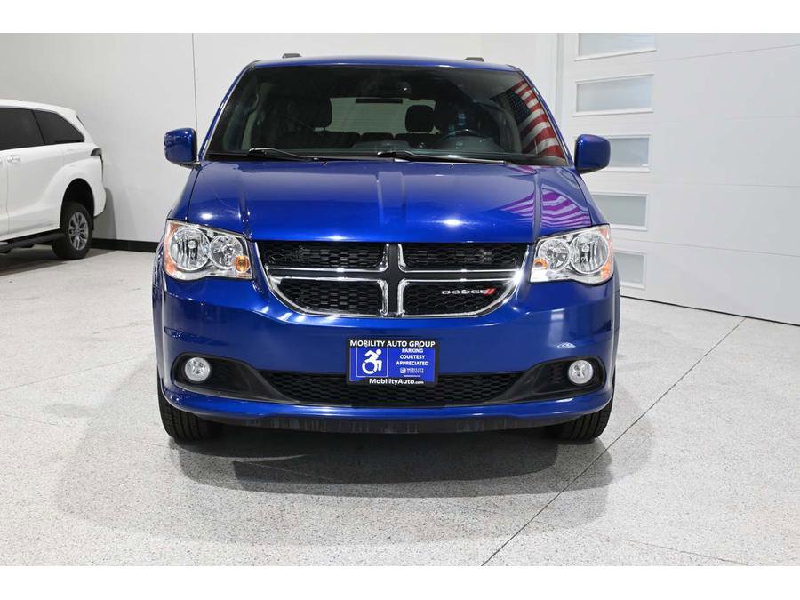 Used 2019 Dodge Grand Caravan SXT w/ Driver Convenience Group image 4