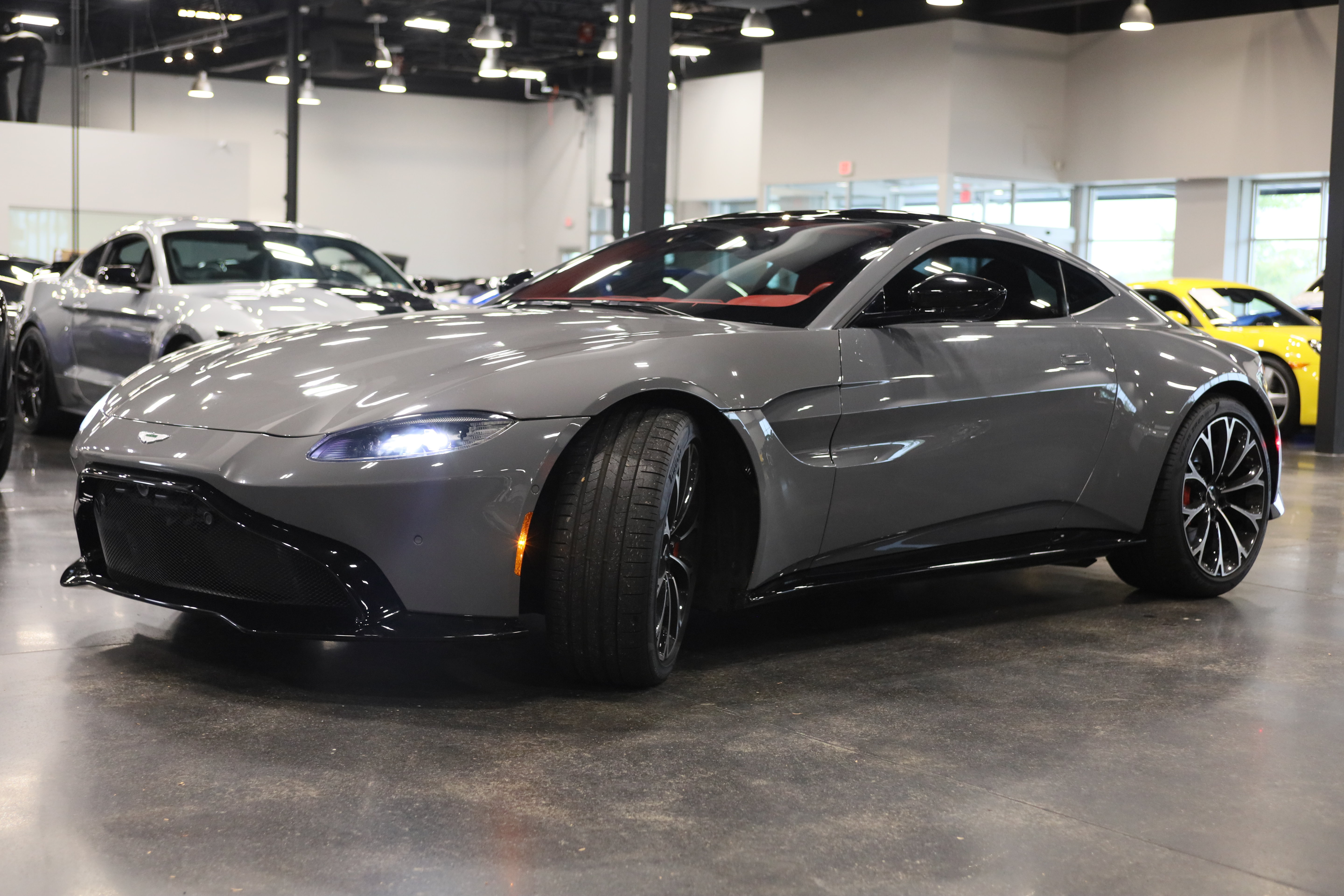 Used 2019 Aston Martin V8 Vantage Coupe RWD image 4