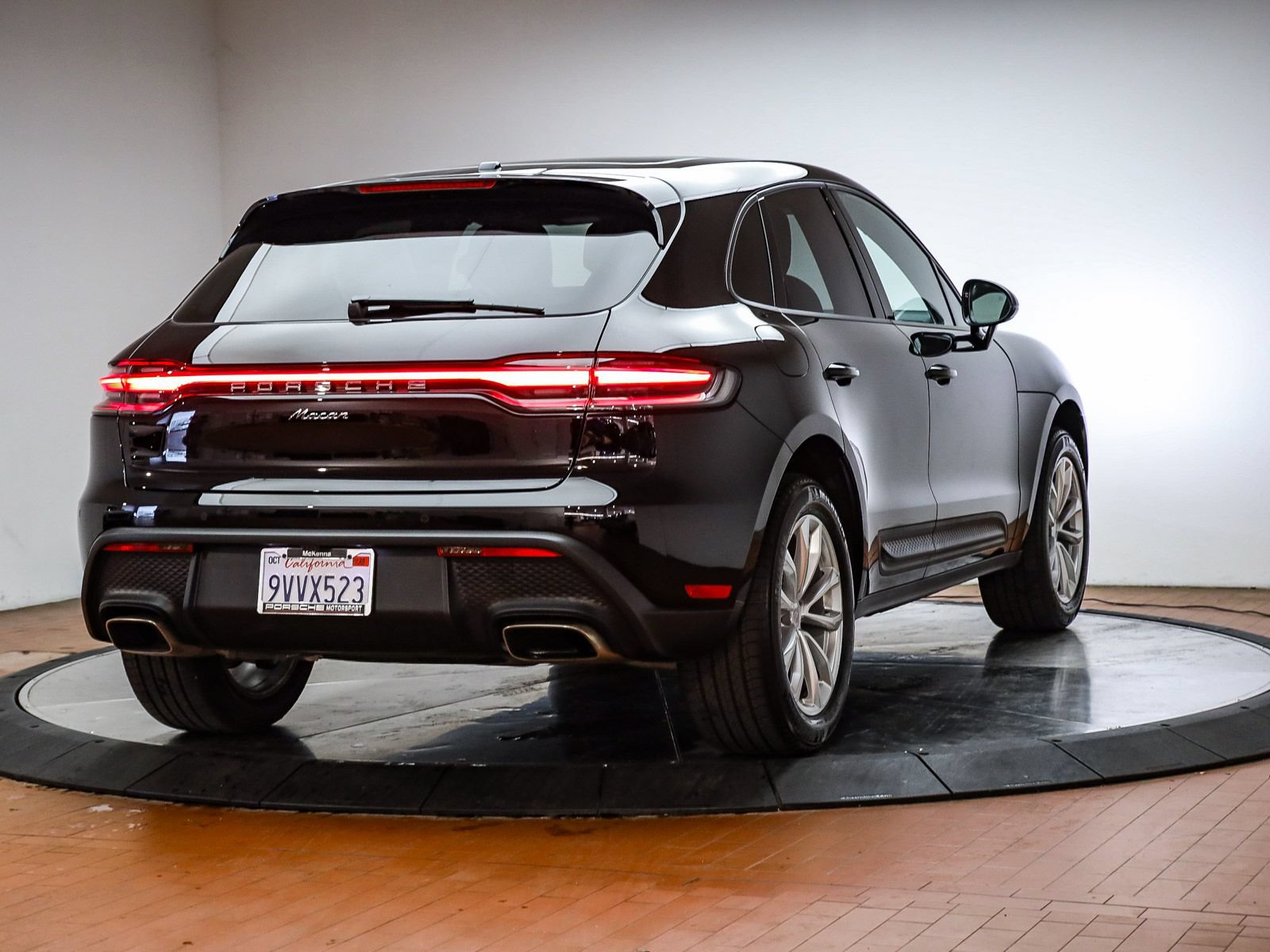 Certified 2026 Porsche Macan AWD/4WD image 6