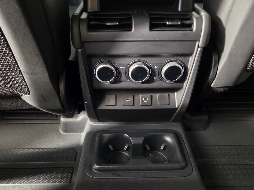 Used 2025 Land Rover Defender 130 X-Dynamic SE image 26