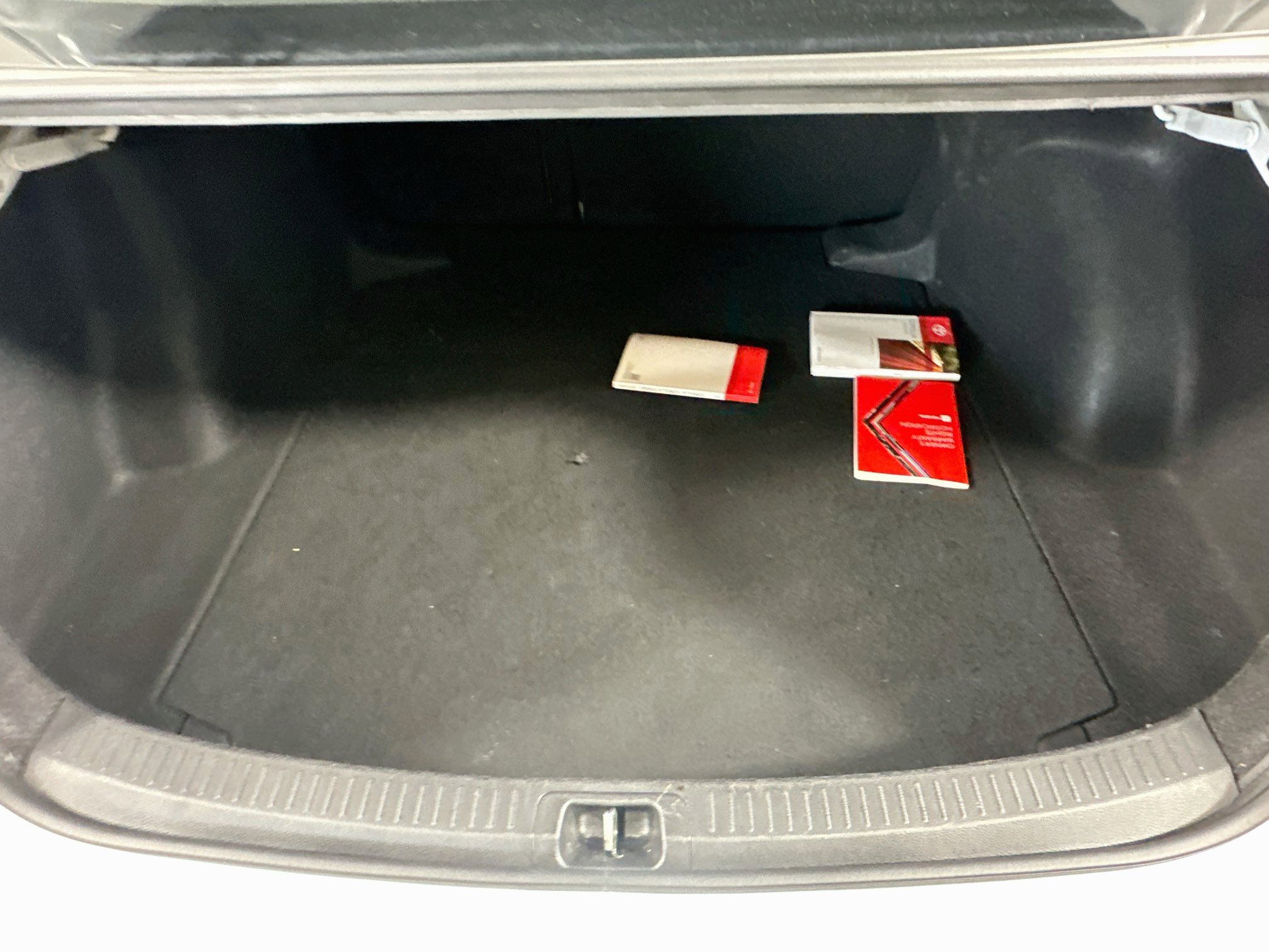 Used 2025 Toyota Corolla LE FWD image 28
