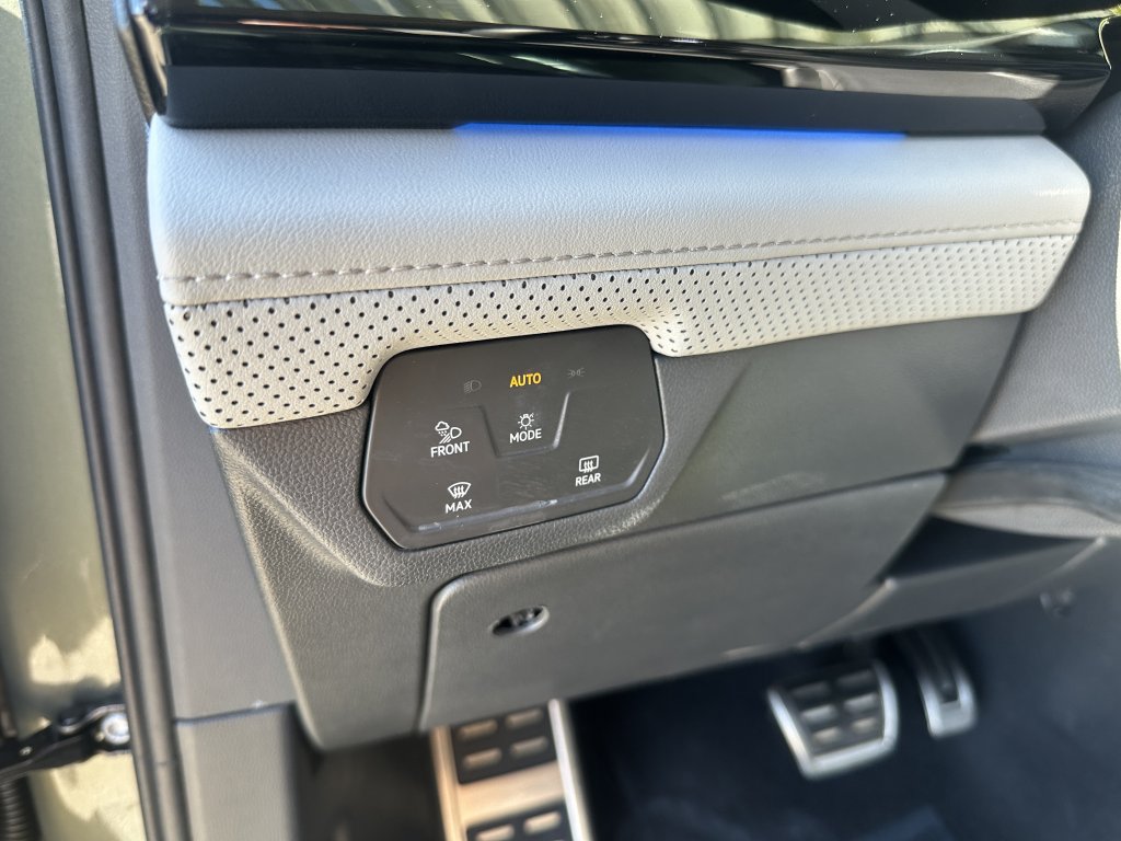 Used 2024 Volkswagen Atlas Peak Edition SE AWD/4WD image 33